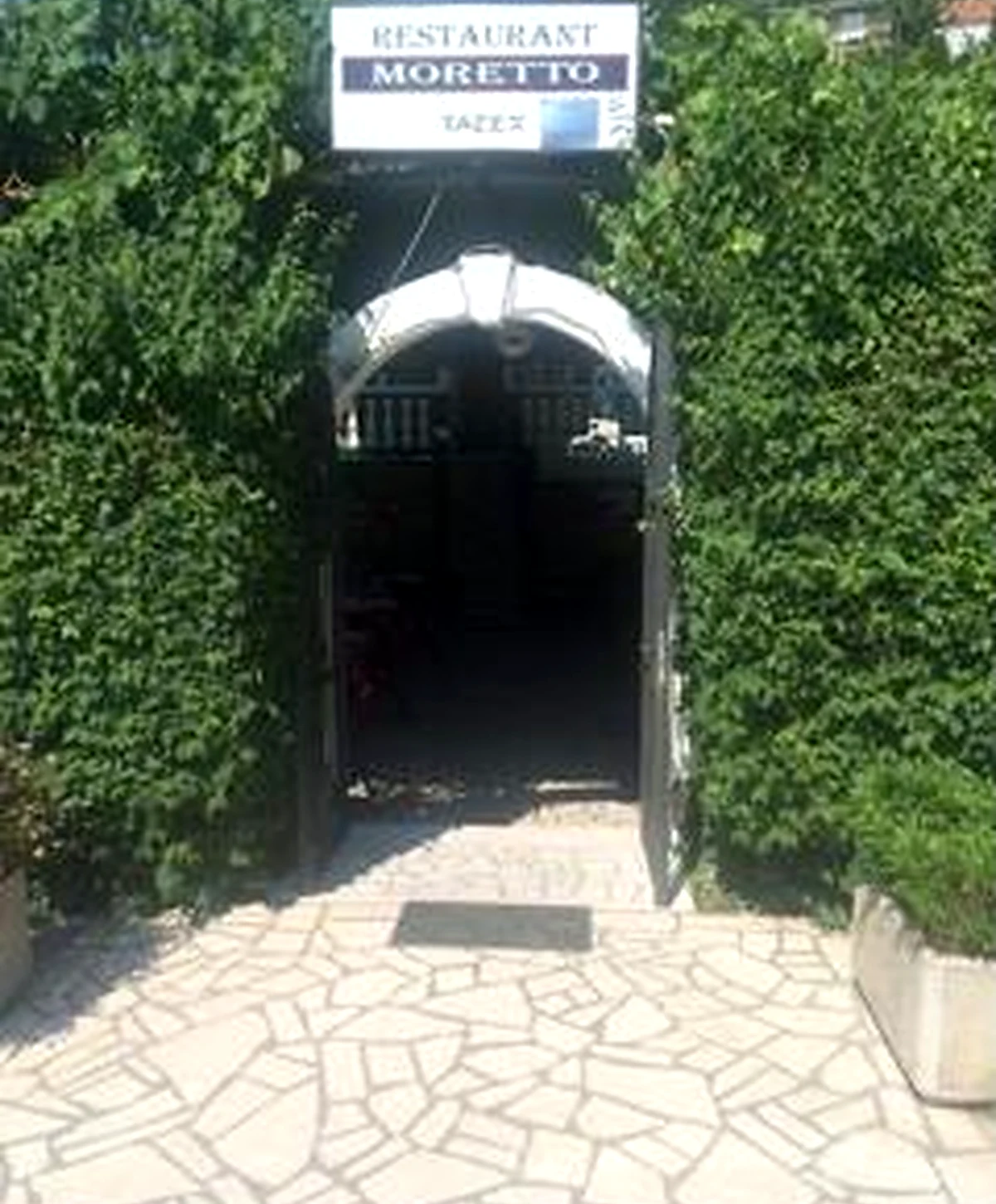 Zeleni ulaz u restoran Moretto