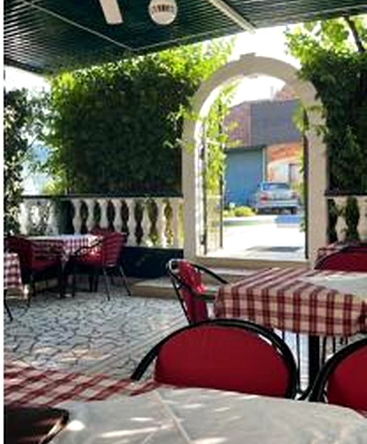 Prazna terasa restorana Moretto
